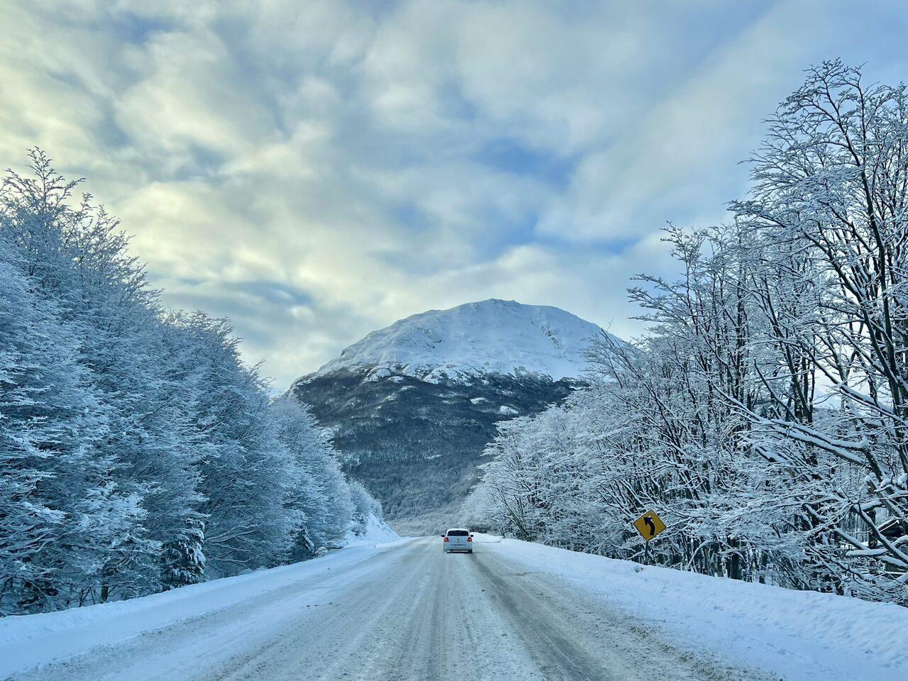 Imagen ilustrativa de un camino con nieve.